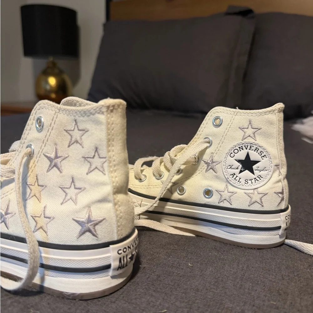 Converse Kids High Top Sneakers in Cream with Silver Star Print (size 10.5)